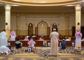 الشؤون الإسلامية تعيد افتتاح 5 مساجد بعد تعقيمها