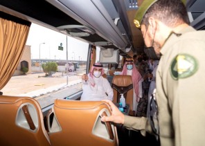 سمو الأمير فيصل بن نواف يقف على خدمات جمرك وجوازات منفذ الحديثة