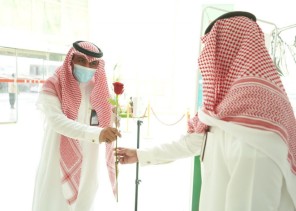 أثناء معايدة منسوبي الإدارة .. مدير تعليم صبيا الدكتور الخرمي “يبارك للقيادة نجاح موسم الحج”