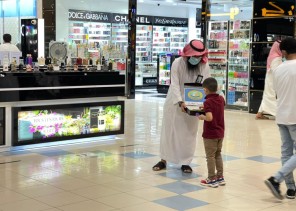 ” الأمر بالمعروف ” تشارك المتسوقين فرحة العيد في الخرج”