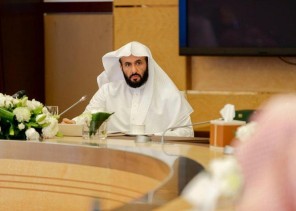 استغلوا النفوذ الوظيفي ووجود شبهة التزوير .. مصادر: وزير العدل يصدر قرار يقضي بكفّ يد (3) كُتّاب عدْل