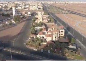 حوله إلى مضيف لعابري السبيل .. المواطن “نايل الشمري” يزيل حواجز منزله المجاور لجبل أجا المكتوب عليه “أهلا بكم في حائل”