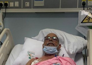 وضع حداً لمعاناته مع الغسيل الكلوي لمدة 14 عاماً .. شاب ثلاثيني يتبرع بكليته لوالده المسن