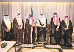 الأمير سعود بن نايف : يستقبل منسوبي مكتب صحيفة «عكاظ» بالمنطقة الشرقية،