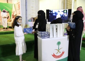 اقبال لافت من زوار “معرض عروس الباحة” على ركن مركز العمليات الميدانية (٩٩٠) برئاسة أمن الدولة المشارك في الفعالية