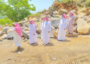 محافظ فيفاء يقف على انهيارات الطرق