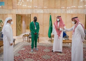 ولي العهد يلتقي اللاعب طارق حامدي الحائز على الميدالية الفضية في أولمبياد طوكيو 2020