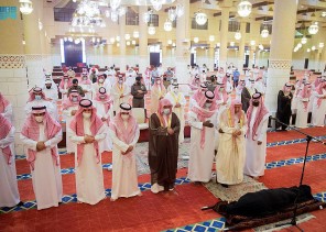 سمو أمير الرياض بالنيابة يؤدي صلاة الميت على الأميرة العنود بنت مشاري بن عياف آل مقرن