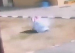 فرش سجادة على الأرض .. شاهد: ردة فعل طالب في إحدى مدارس بيشة بعد عودة الدراسة حضوريًا