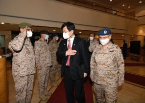 رئيس هيئة الأركان العامة يلتقي وزير إدارة برنامج الاستحواذ بكوريا الجنوبية