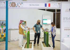 مواطن شاب يلفت انتباه فرنسيين في المزاد الدولي لمزارع إنتاج الصقور