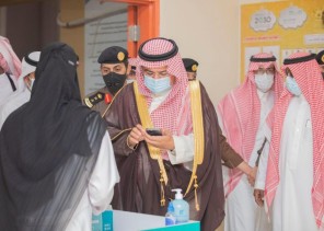 محافظ حفر الباطن يتفقد مركز اللقاح بمدرسة عبد الرحمن الغافقي