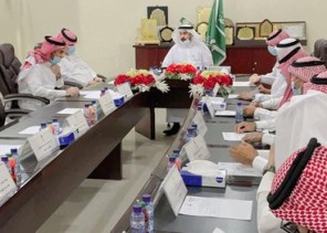 القنون يجتمع بمديري الإدارات والمجلس المحلي بمحافظة الحائط