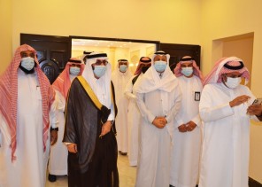 الشمراني يدشن مركز اللقاحات بلجنة تنمية أبو عريش