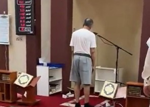 أثار جدلًا في الكويت .. شاهد: رجل يرفع الأذان داخل المسجد وهو يرتدي شورت وفانلة بيضاء