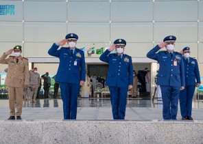 نيابة عن سمو ولي العهد.. رئيس هيئة الأركان العامة يرعى حفل تخريج الدفعة (100) من طلبة كلية الملك فيصل الجوية