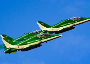 أظهروا مهارة وبراعة وجاهزية احترافية .. شاهد: فريق “صقور السعودية” يعانقون السحاب في سماء جدة بمناسبة اليوم الوطني الـ 91