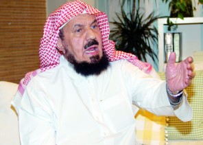 هل يجوز دفع الزكاة للأم أو الأب؟ .. المنيع يجيب! – فيديو