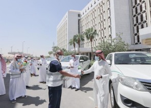 ورود نوارة التطوعي يهدي الورود لمراقبي ومفتشي التجارة تقديراً لجهودهم