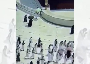 لم يعلم أن الكاميرات ستوثق المشهد .. شاهد: جانب إنساني من رجل أمن بالمسجد الحرام تجاه الزوار والمعتمرين
