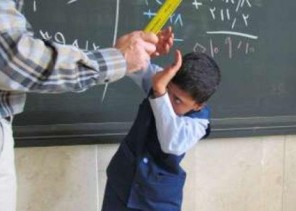 بالفيديو .. مسؤولة بـ”حقوق الإنسان” : ممارسة العنف من قبل المعلمين على الطلاب عقوبته النقل