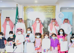 ضمن برنامج عطاؤنا مستمر .. جمعية أيتام تبوك توزع (٤١٠) جهاز لوحي على الطلاب الأيتام