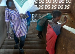 مركز الملك سلمان للإغاثة يدشن مشروع توزيع مساعدات غذائية للفئات الأكثر احتياجًا في مالي