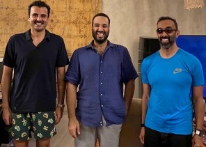 لقاء ودي في البحر الأحمر بعيداً عن الرسميات .. صور لولي العهد وأمير قطر ومستشار الأمن القومي في الإمارات بالملابس الرياضية