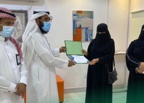 ممرضة سعودية تنقذ حياة مواطنة بعد تعرضها لـ”غصة” داخل مطعم تجاري بـ”حائل”