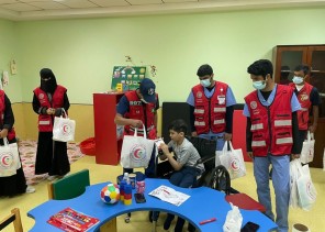 الفريق التطوعي بالهلال الاحمر في الباحة يزور مركز جمعية الأطفال ذوي الاعاقة احتفالا باليوم الوطني الـ 91