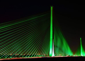 تزامناً مع اليوم الوطني الـ 91 .. وزارة النقل والخدمات اللوجستية تضيء الجسر المعلق باللون الأخضر