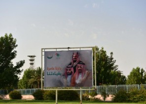 بالصور… أمانة تبوك تبرز مظاهر الاحتفاء باليوم الوطني من خلال تزيين شوارع وميادين المنطقة بالأعلام والإضاءات الخضراء