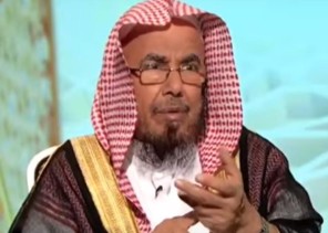 المطلق: يجب استئذان الفتاة من والدها عند الخروج من المنزل في حال طلب ذلك وشدد على طلب إذنه