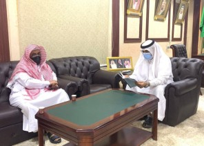 محافظ بيش يدشن مبادرة وطني لجمعية الدعوة