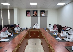 محافظ العيدابي يرأس اجتماع مع مدراء ورؤساء الدوائر الحكومية