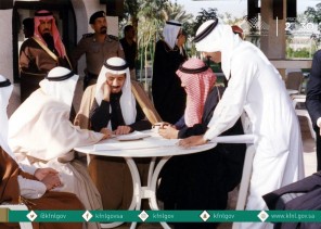 مكتبة الملك فهد الوطنية تنشر صورة نادرة لخادم الحرمين الشريفين الملك سلمان