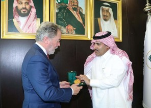 السفير آل جابر يلتقي وفد من برنامج الأغذية العالمي