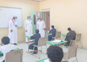 بالصور: مشرف النشاط الطلابي بتعليم صبيا الحازمي يتفقد سير العملية التعليمية بمجمع آل مشحنة بالريث