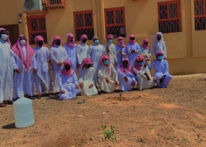 بمشاركة مدير المدرسة والمعلمين والطلاب .. مدرسة ثانوية روض بن هادي تقوم بزراعة شتلات سدر بلدي والغاف الخليجي