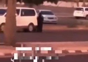 اتخذا أسلوباً احتيالياً لكسب تعاطف عابري الطرق .. القبض على مقيم ومقيمة ظهرا في مقطع وهما يدّعيان نفاد وقود مركبتهما وحاجتهما لمال بالقصيم