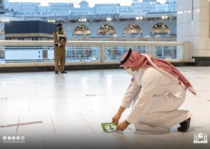 لمواكبة قرار تخفيف الإجراءات الاحترازية لكورونا .. رئاسة شؤون الحرمين تزيل ملصقات التباعد بالحرم المكي