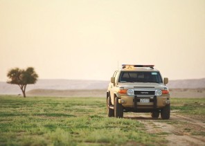 القوات الخاصة للأمن البيئي تضبط مخالفين لنظام البيئة لقيامهم بنقل الرمال وتجريف التربة