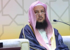 حكم من ينادي والده باسمه أو ينادي والده بالشايب وأمه بالعجوز؟ .. السليمان يجيب! – فيديو