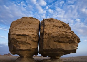 صخرة النصلة الهائلة في تيماء تحير العلماء والعالم .. هل زارت الكائنات الفضائية السعودية منذ آلاف السنين؟