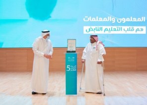 معلم يلفت الأنظار بعد ظهوره مع وزير التعليم في “اليوم العالمي للمعلم” بعكازين .. وهذه قصته !