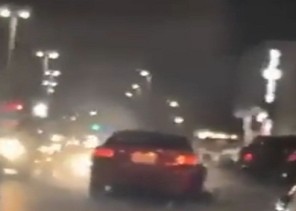 ضبط قائد مركبة عكس الطريق واصطدم بعدة مركبات على طريق بالدمام – فيديو