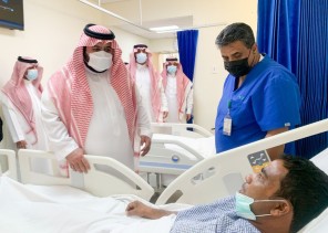 نائب أمير منطقة جازان يزور مصابي حادثة اعتداء مطار الملك عبدالله بجازان