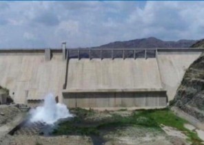 فرع وزارة البيئة والمياه والزراعة بمنطقة جازان يغلق بوابات سد وادي بيش