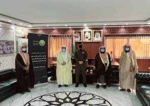 فرع هيئة الأمر بالمعروف بمنطقة الحدود الشمالية يفعّل حملة ” مكارم الأخلاق” في شرطة المنطقة