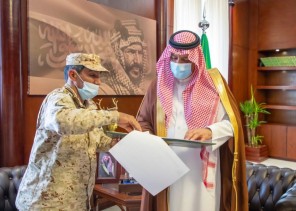 سمو أمير حائل يتسلم التقرير الإحصائي لكتيبة مكافحة الشغب بالحرس الوطني بالمنطقة